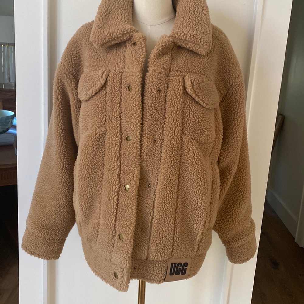 Ugg oversized SUPER CUTE Carmel colored. Moved from the mountains! Never worn!